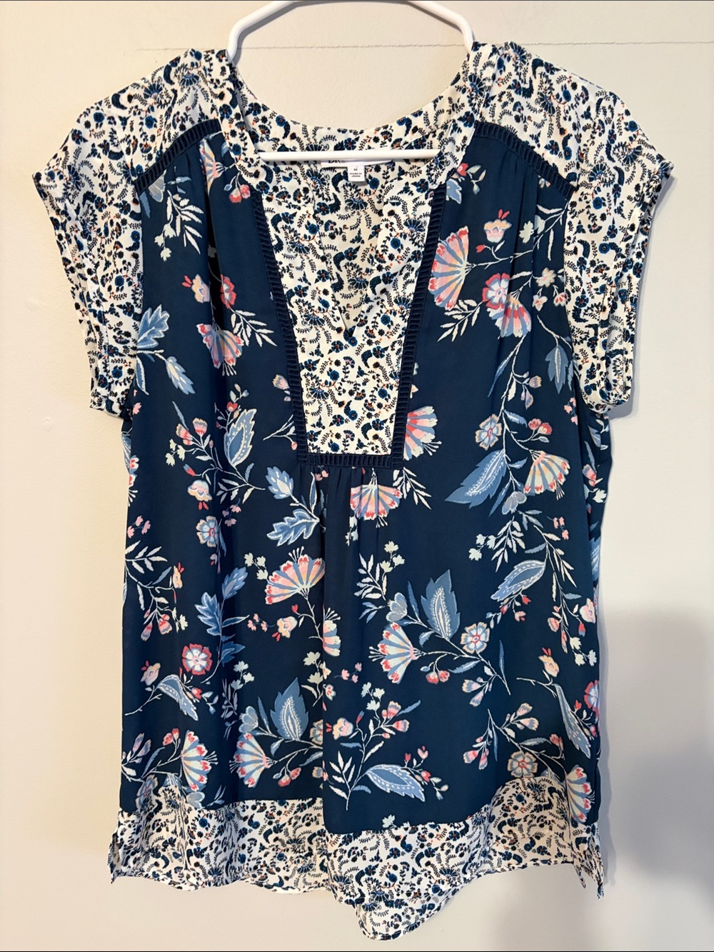 DR2 Navy Floral Patchwork V-Neck little cap sleeve blouse. Med. 💯 poly.